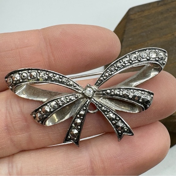 Avon antique style butterfly bow brooch Victorian revival faux marcasite signed - Picture 5 of 6